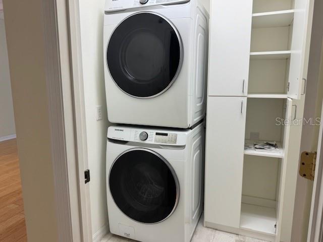 5511 Key W Place, Unit 5511 Bradenton, FL 34203 - Photo 14 of 38 a utility room with dryer and washer