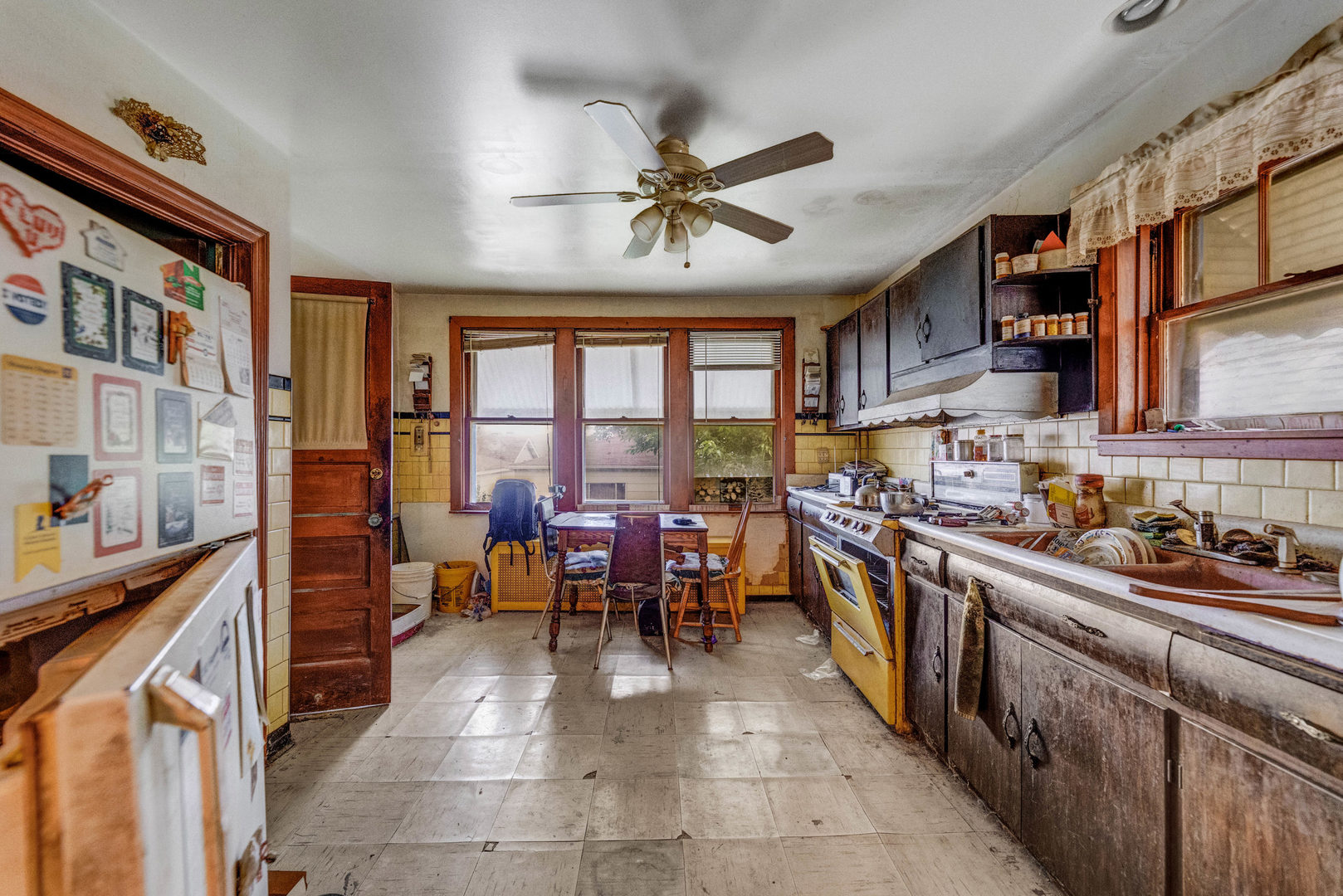 5232 West 51st Street Chicago, IL 60638 - Photo 6 of 28 a kitchen with lots of counter top space