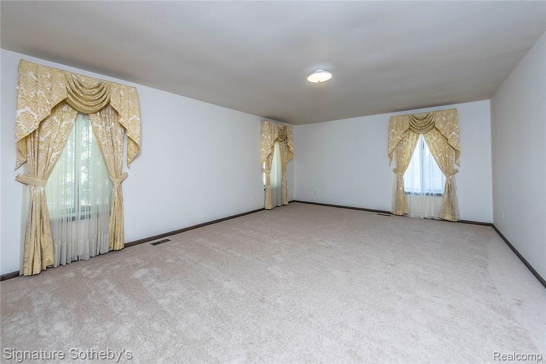 11403 Common Road Warren, MI 48093 - Photo 17 of 35 Master Suite