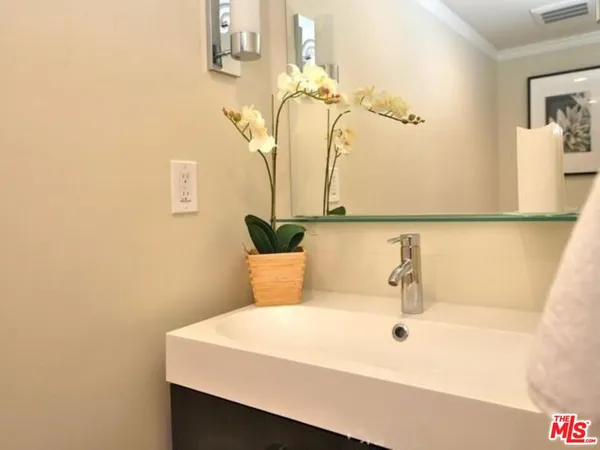 $4,500 | 5354 Lindley Avenue, Unit 301, Encino, CA 91316