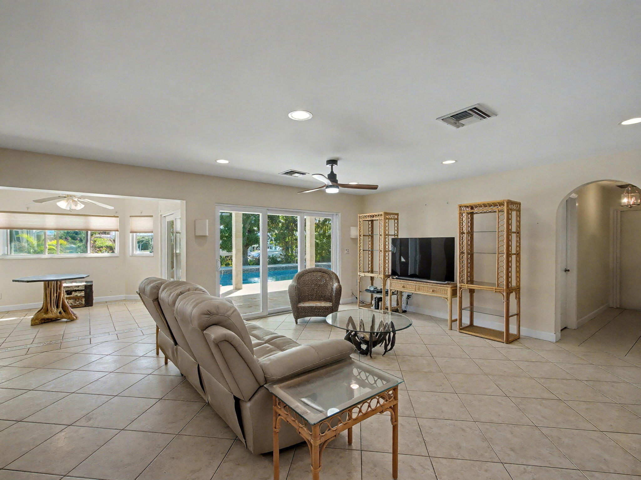 618 Riverside Road North Palm Beach, FL 33408 - Photo 11 of 21 618 Riverside Road Family Room (1)