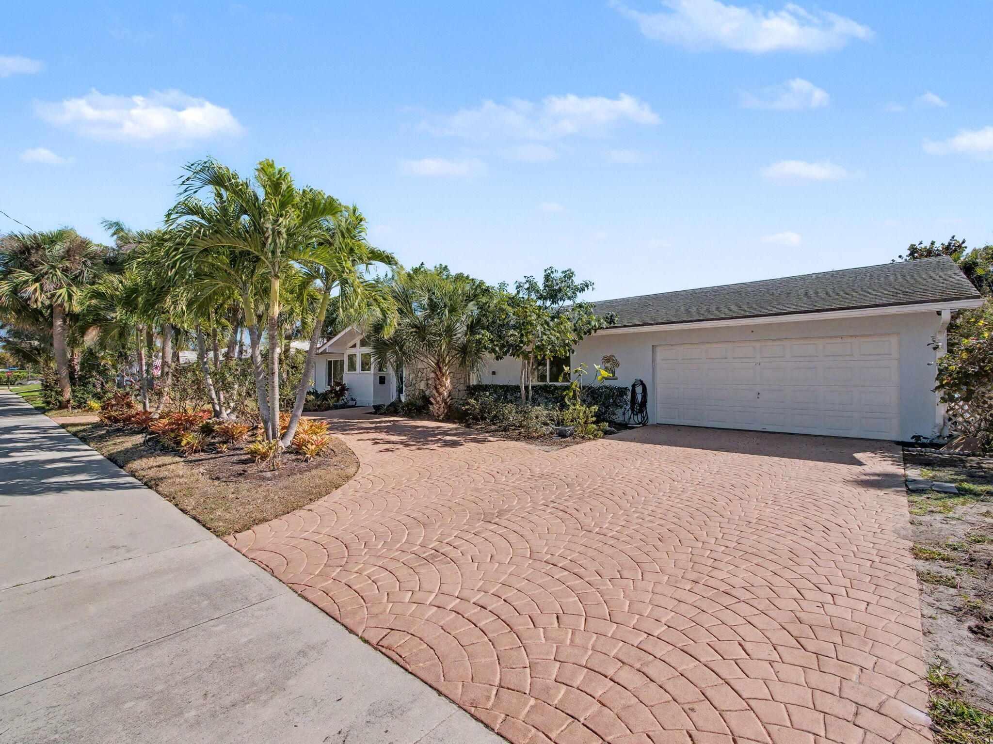 618 Riverside Road North Palm Beach, FL 33408 - Photo 4 of 21 618 Riverside Road Exterior Front (2)