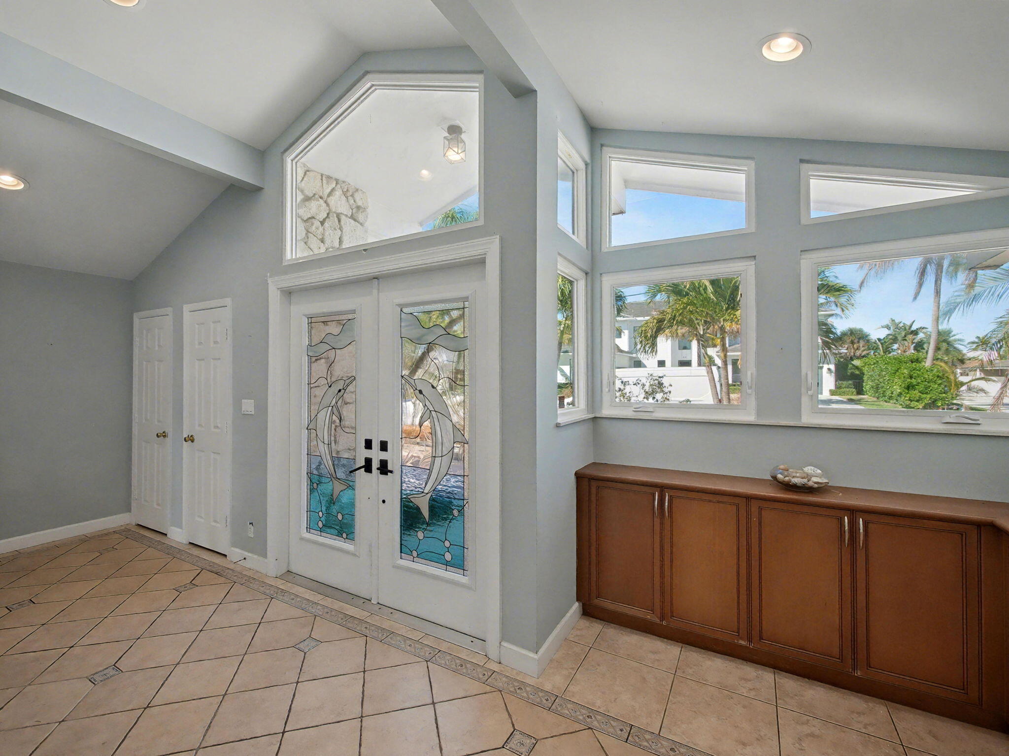 618 Riverside Road North Palm Beach, FL 33408 - Photo 5 of 21 618 Riverside Road Foyer