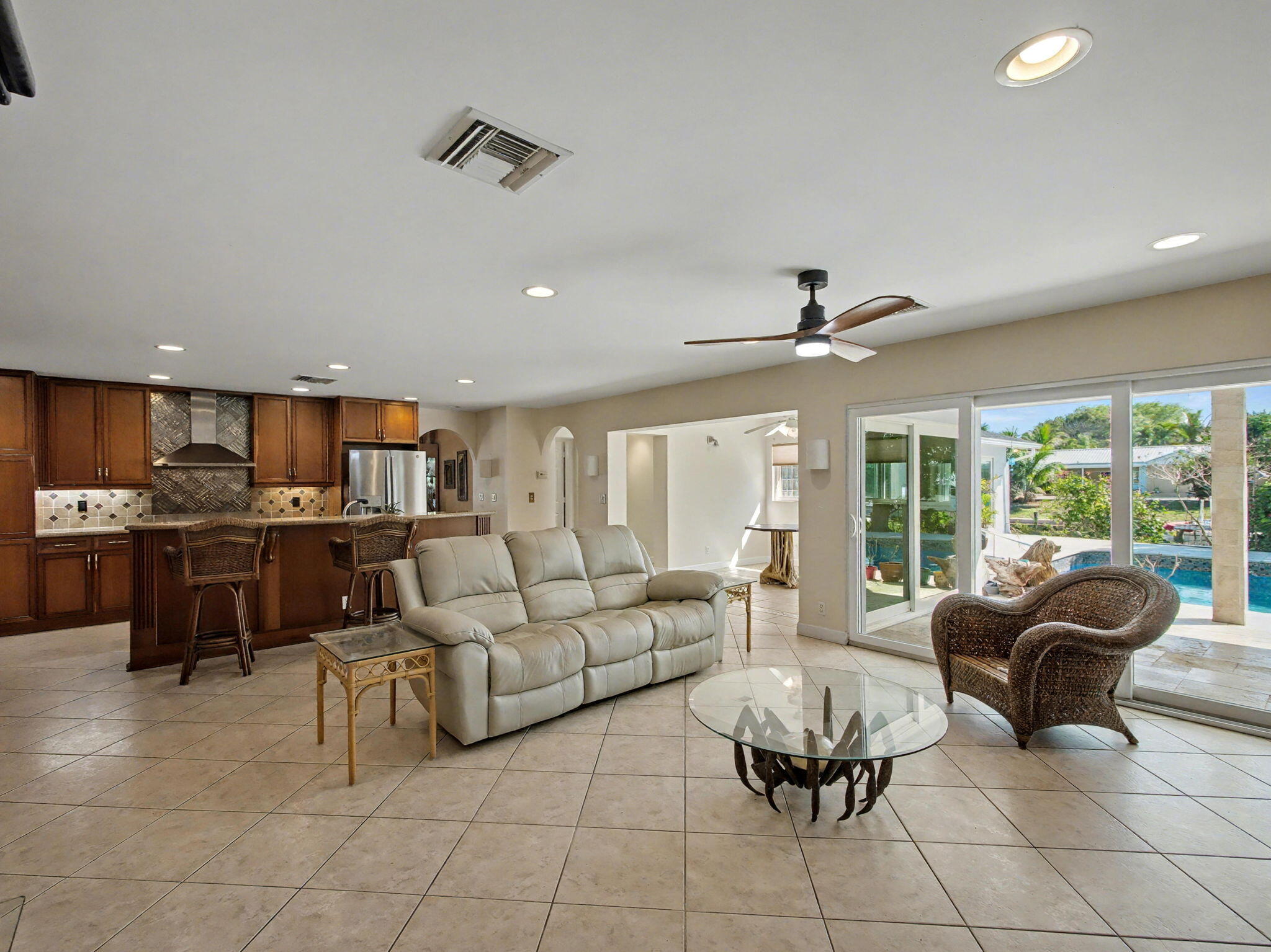 618 Riverside Road North Palm Beach, FL 33408 - Photo 10 of 21 618 Riverside Road Family Room (2)