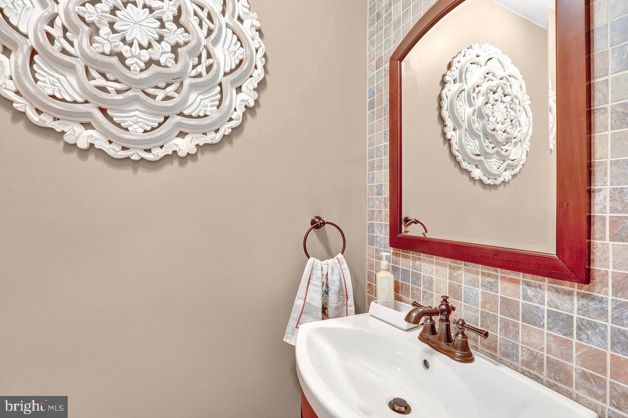 199 Applegate Drive Hamilton, NJ 08690 - Photo 11 of 40 a bathroom with a sink and a mirror