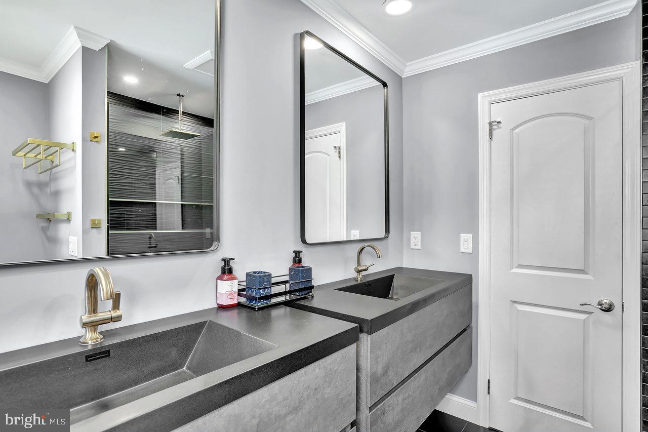 199 Applegate Drive Hamilton, NJ 08690 - Photo 24 of 40 a bathroom with a sink and a mirror