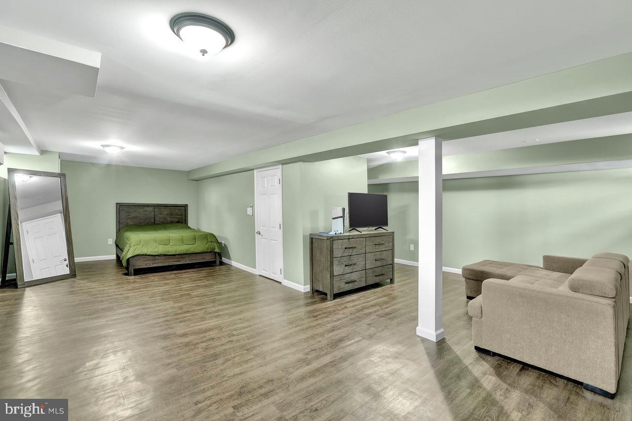 199 Applegate Drive Hamilton, NJ 08690 - Photo 31 of 40 a living room with furniture and a flat screen tv