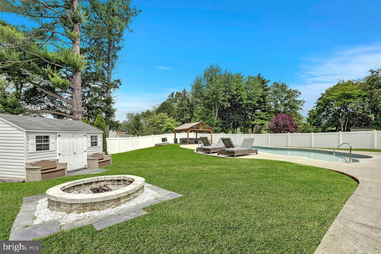 199 Applegate Drive Hamilton, NJ 08690 - Photo 33 of 40 a house view with a garden space