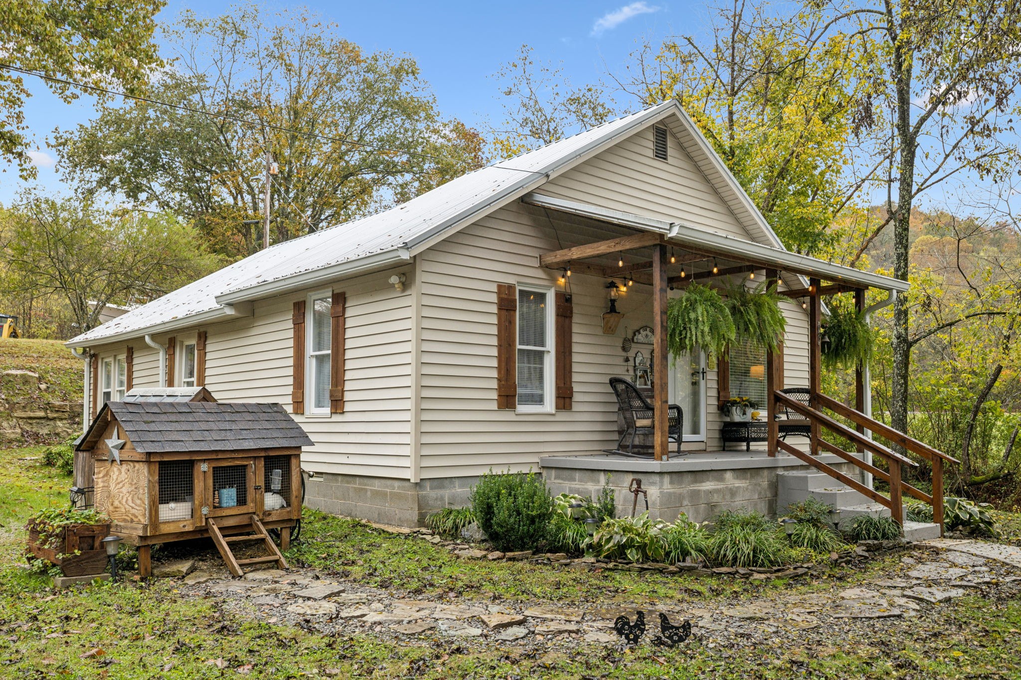 120 Tuttle Lane Bethpage, TN 37022 - Photo 4 of 26 a front view of house with a garden