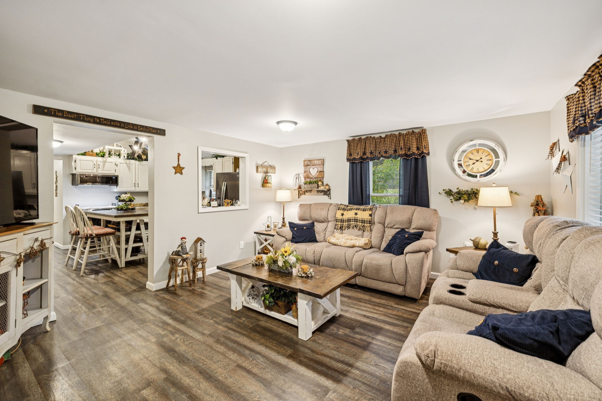 120 Tuttle Lane Bethpage, TN 37022 - Photo 7 of 26 a living room with furniture and a flat screen tv