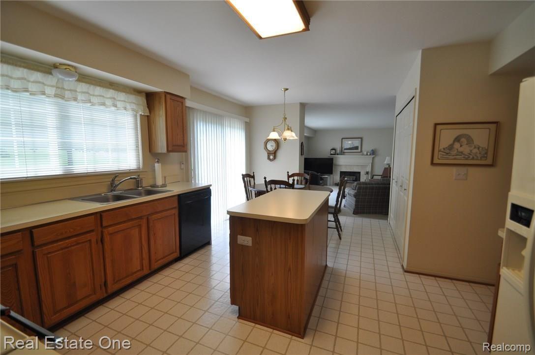1497 Lomas Verdes Rochester, MI 48306 - Photo 7 of 21 7.JPG