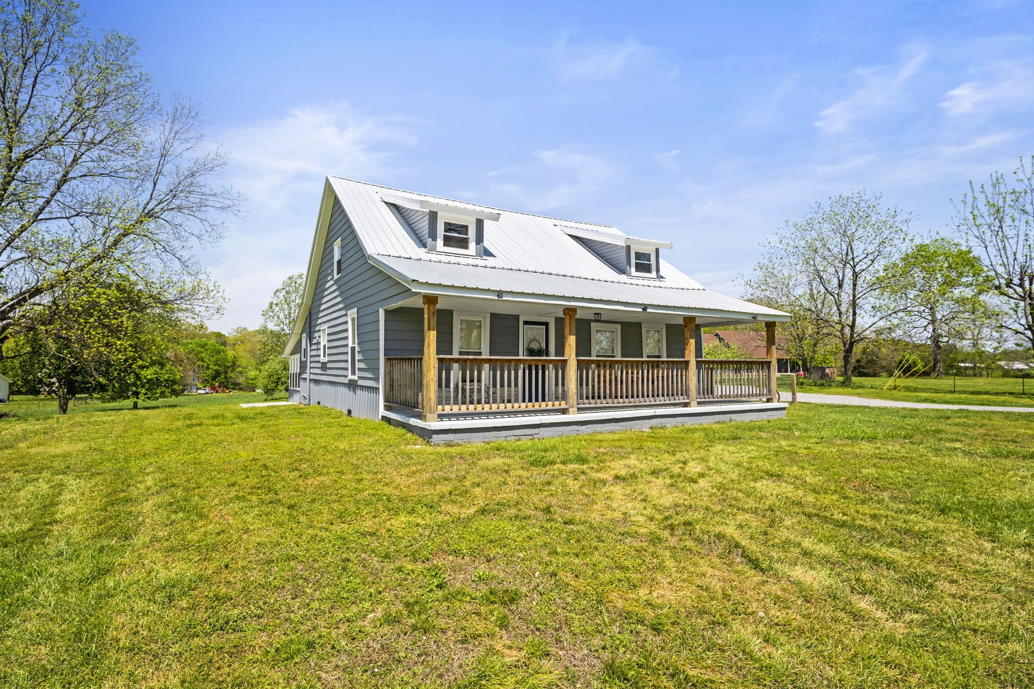 2470 Hinton Road Clarksville, TN 37043 - Photo 2 of 34 a front view of house with yard