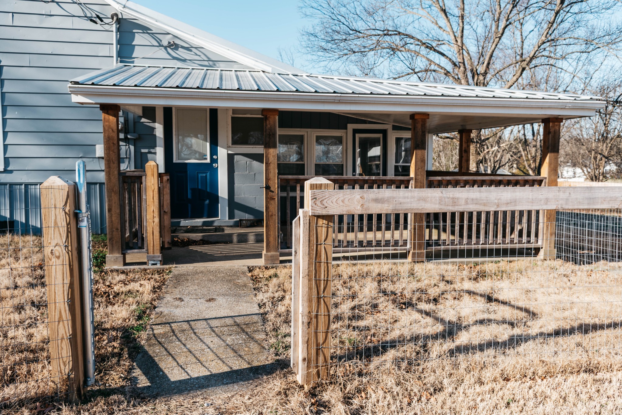 2470 Hinton Road Clarksville, TN 37043 - Photo 28 of 34 a view of a house with a wooden fence