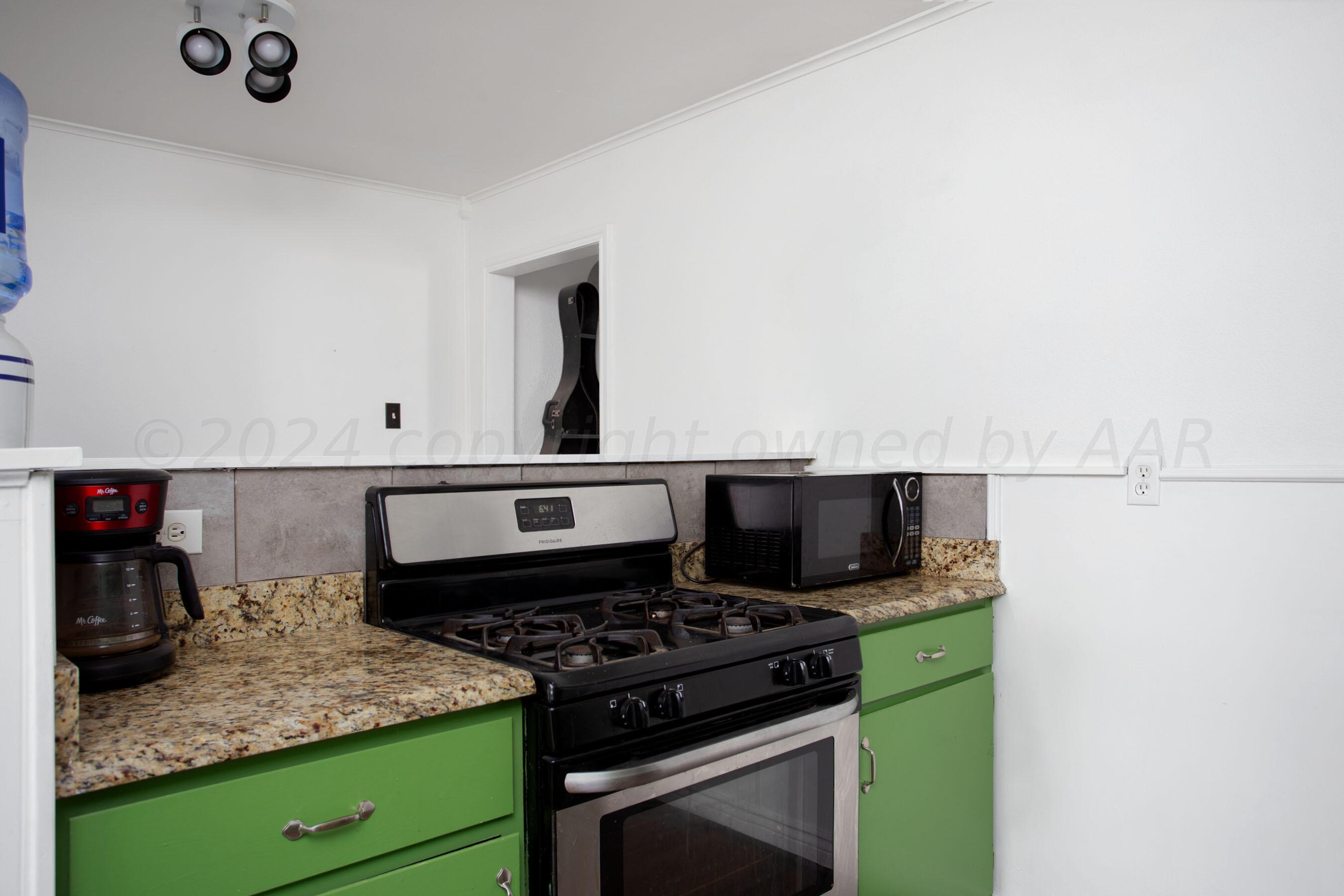 4402 South Ong Street Amarillo, TX 79110 - Photo 11 of 20 Kitchen