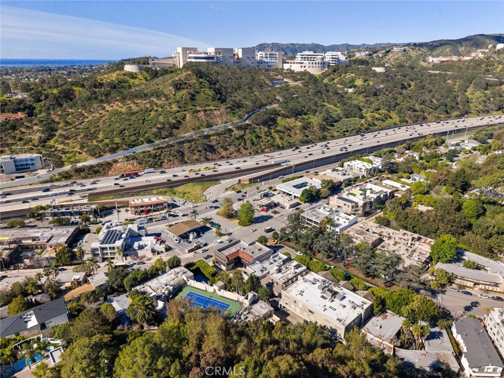 11687 Bellagio Road, Unit 12 Los Angeles, CA 90049 - Photo 44 of 50 Prime Westside location with convenient access to the 405, 10, 170, and 101 freeways.