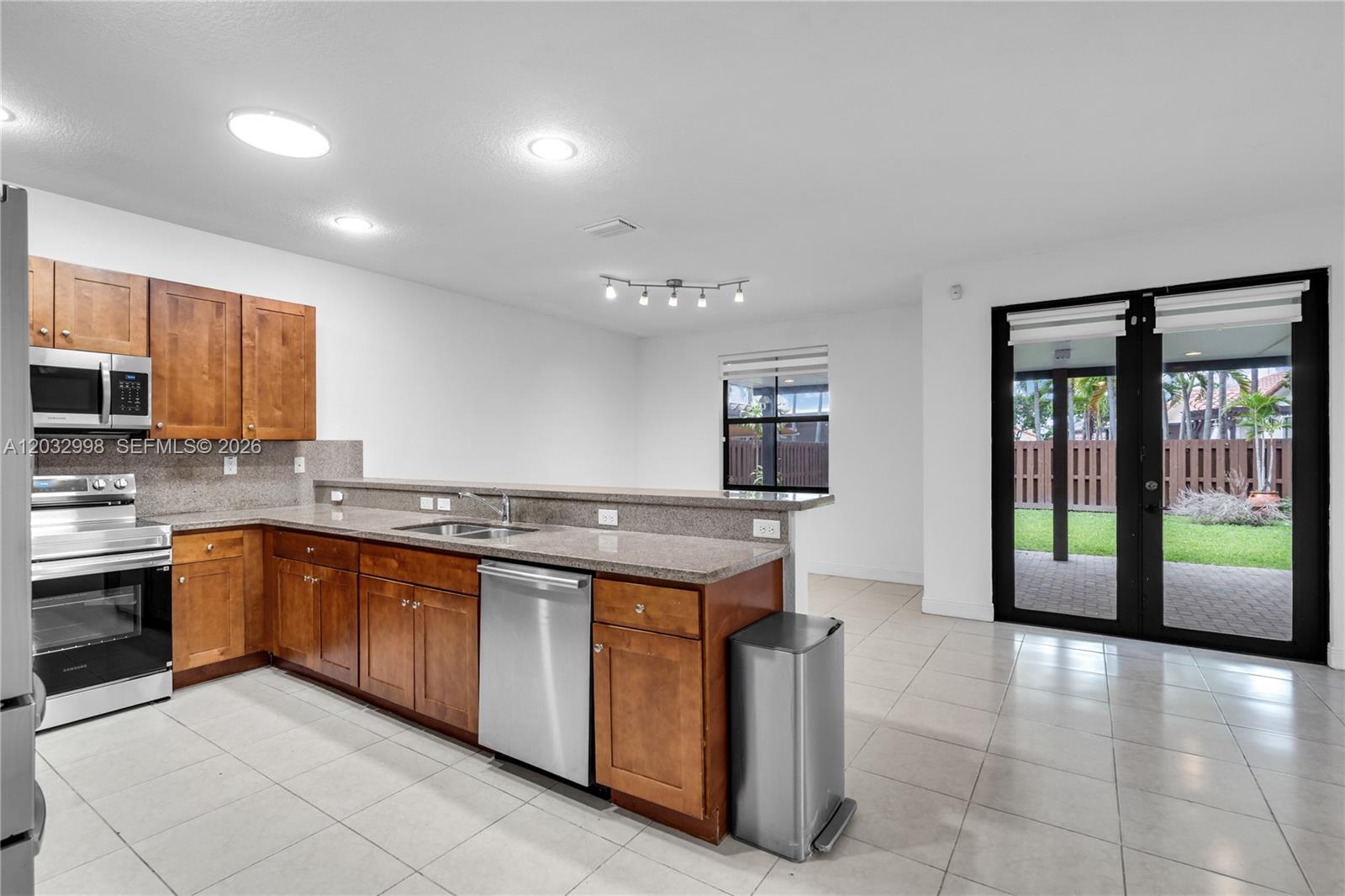 9925 Northwest 10th Street Miami, FL 33172 - Photo 5 of 51
