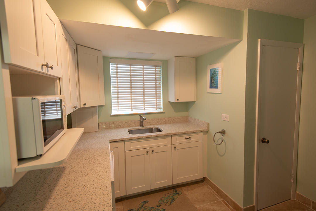 1119 Heron Road Key Largo, FL 33037 - Photo 17 of 30 Guest kitchen area