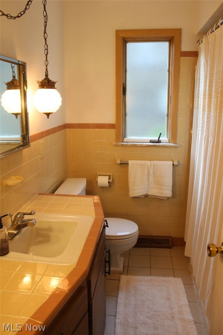 1565 Crest Road Cleveland, OH 44121 - Photo 15 of 31