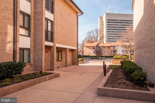 $2,500 | 150 Monroe Street, Unit 102, Rockville, MD 20850