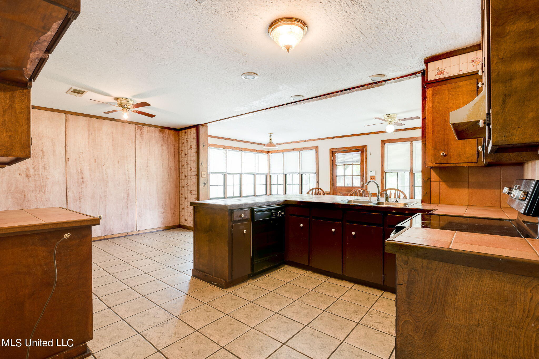 258 T Smith Road Hattiesburg, MS 39401 - Photo 12 of 41 Kitchen