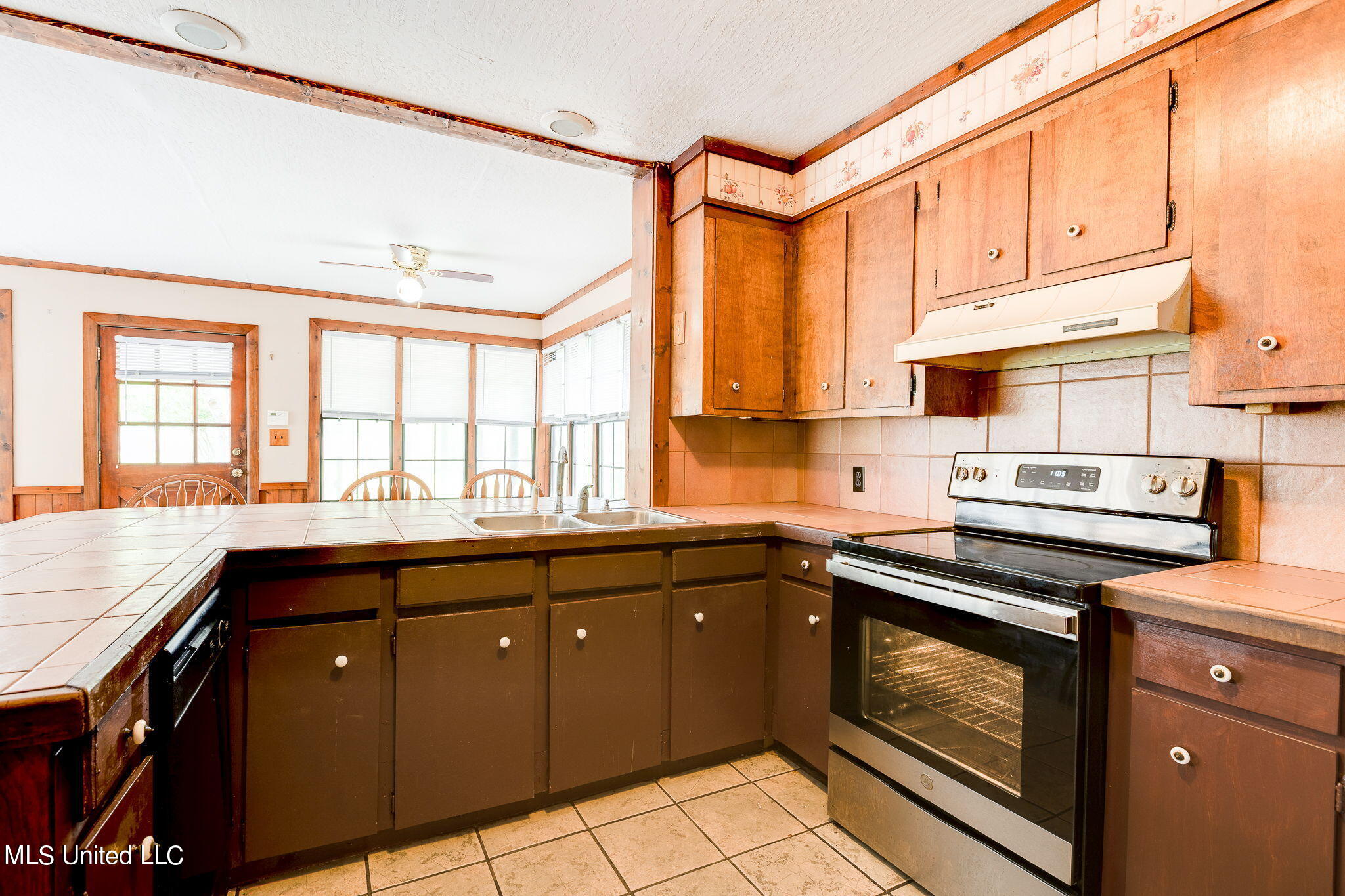 258 T Smith Road Hattiesburg, MS 39401 - Photo 14 of 41 Kitchen