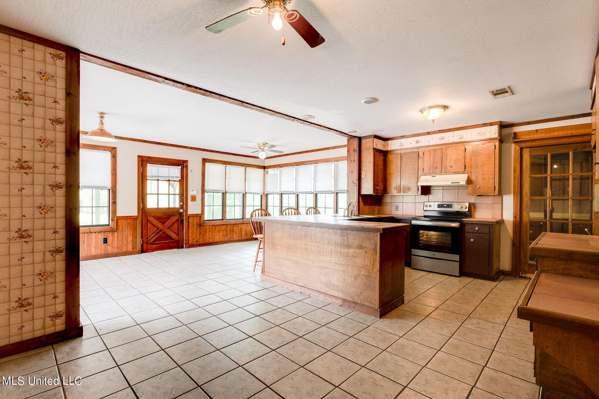 258 T Smith Road Hattiesburg, MS 39401 - Photo 17 of 41 Kitchen