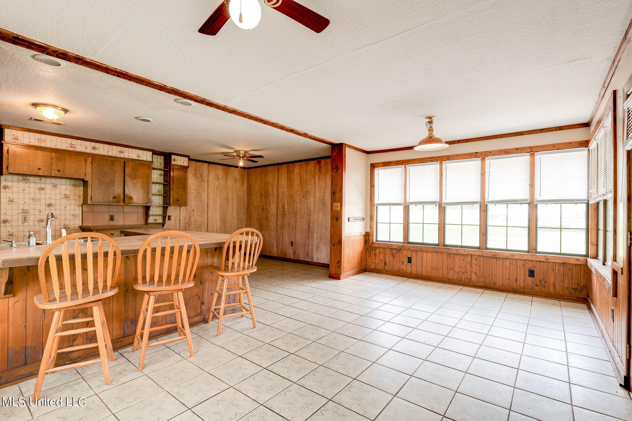 258 T Smith Road Hattiesburg, MS 39401 - Photo 18 of 41 Dining / Keeping Room