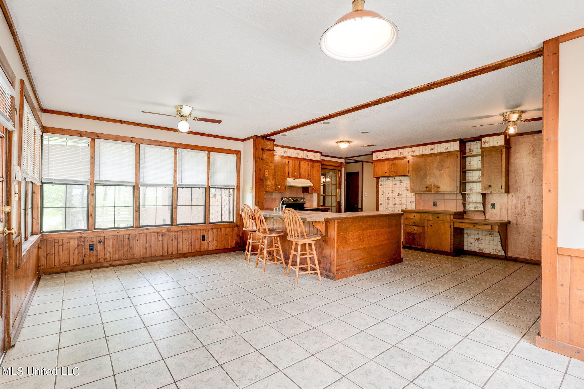 258 T Smith Road Hattiesburg, MS 39401 - Photo 19 of 41 Dining / Keeping Room