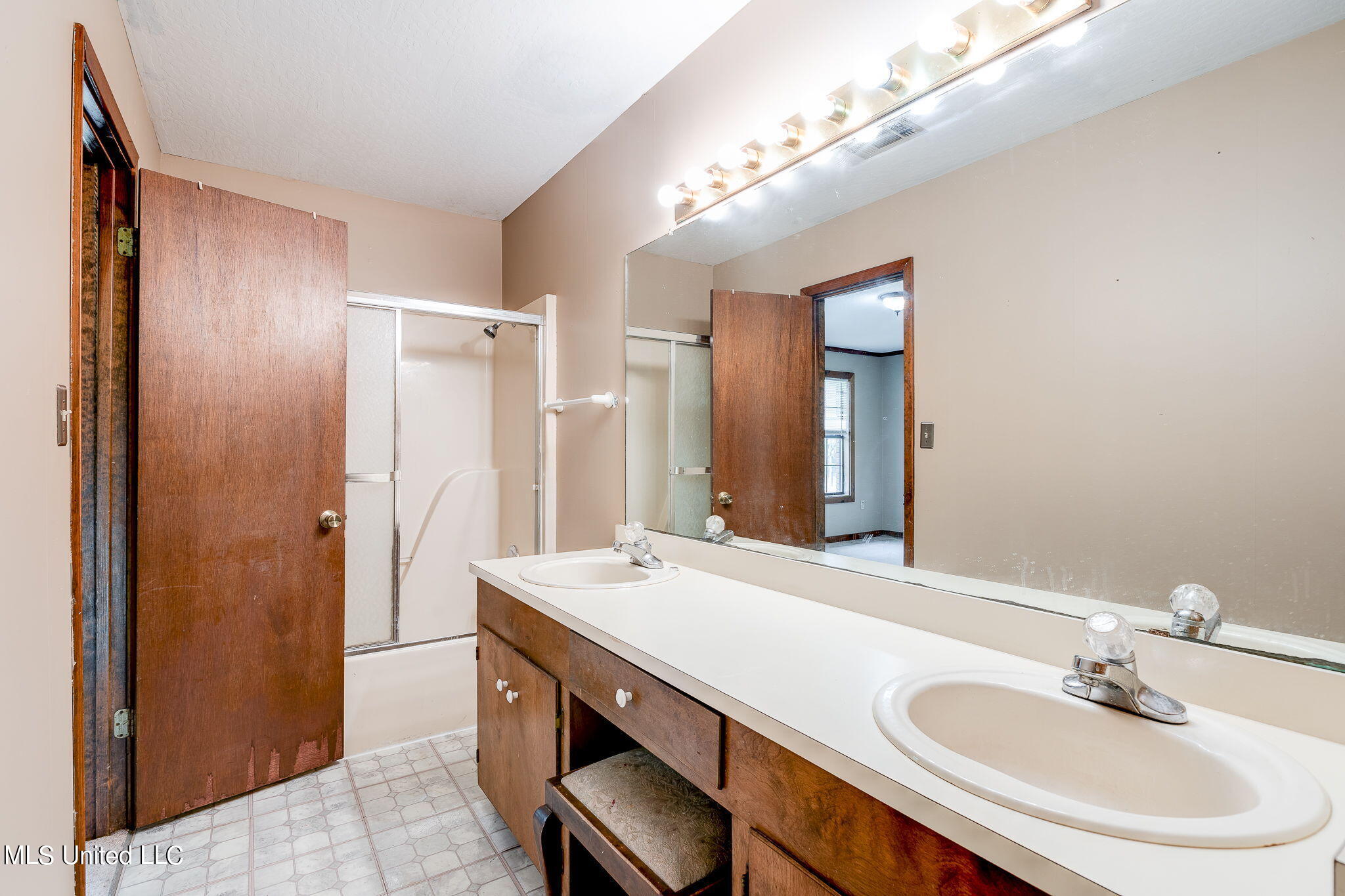 258 T Smith Road Hattiesburg, MS 39401 - Photo 23 of 41 Primary En Suite Bath