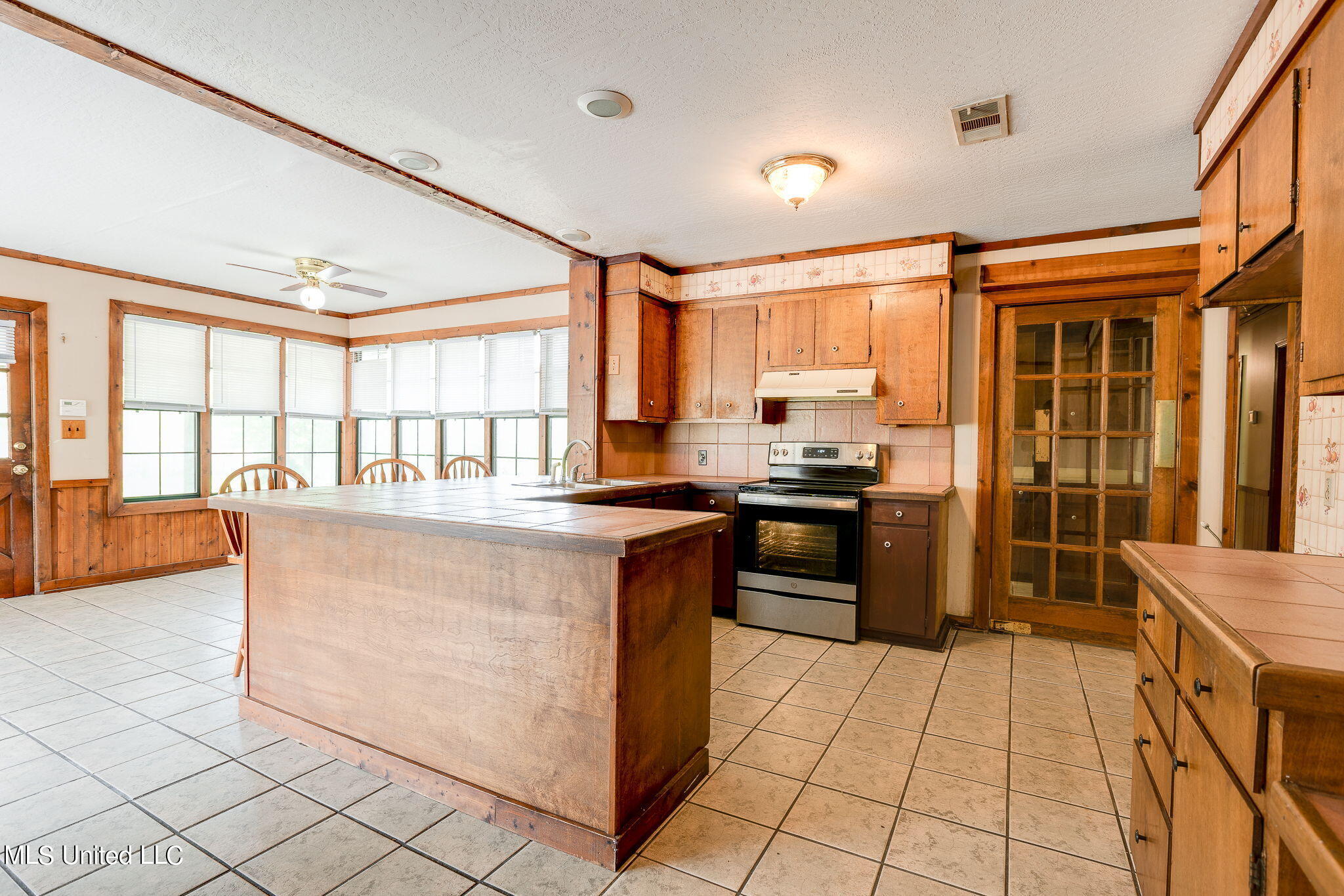 258 T Smith Road Hattiesburg, MS 39401 - Photo 6 of 41 Kitchen