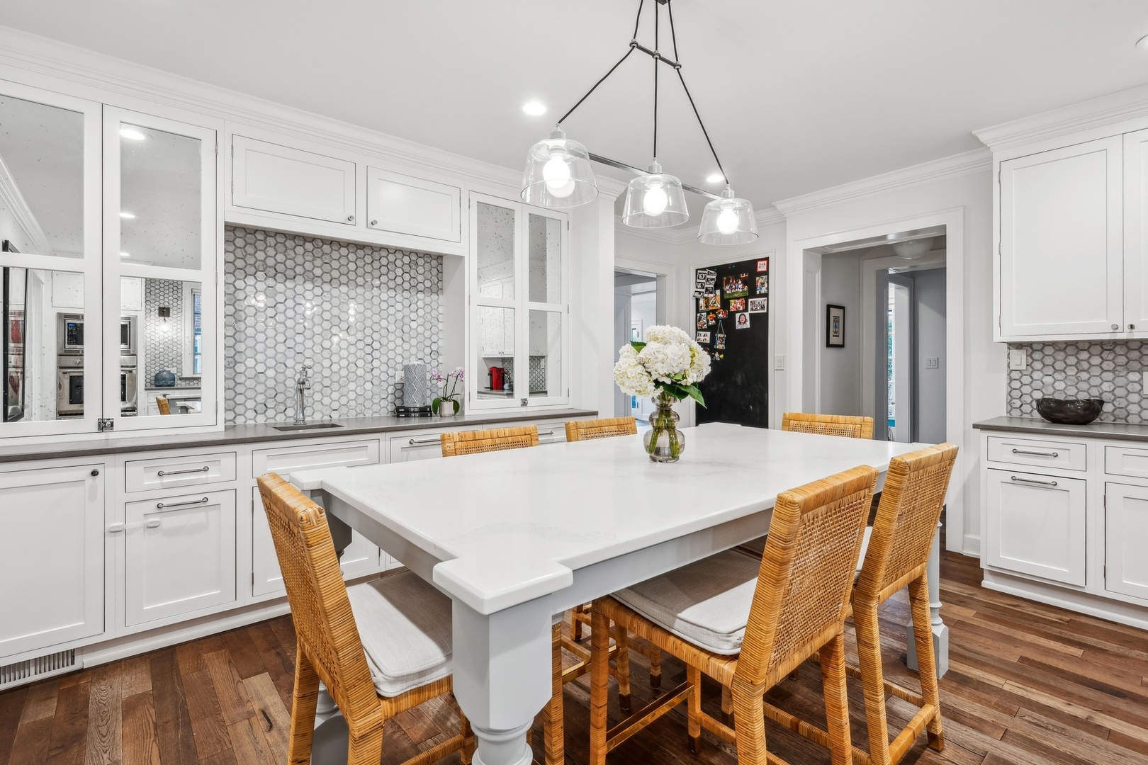 78 Robsart Road Kenilworth, IL 60043 - Photo 18 of 44 a kitchen with a table and chairs in it