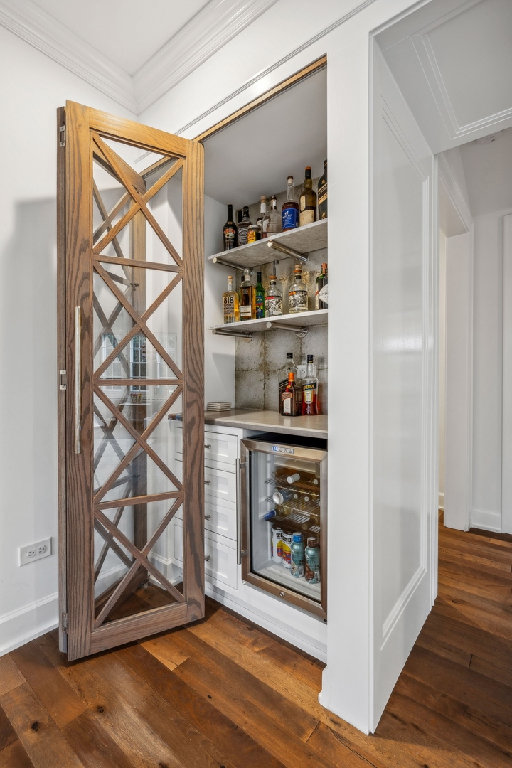 78 Robsart Road Kenilworth, IL 60043 - Photo 20 of 44 a view of an entryway and wooden floor