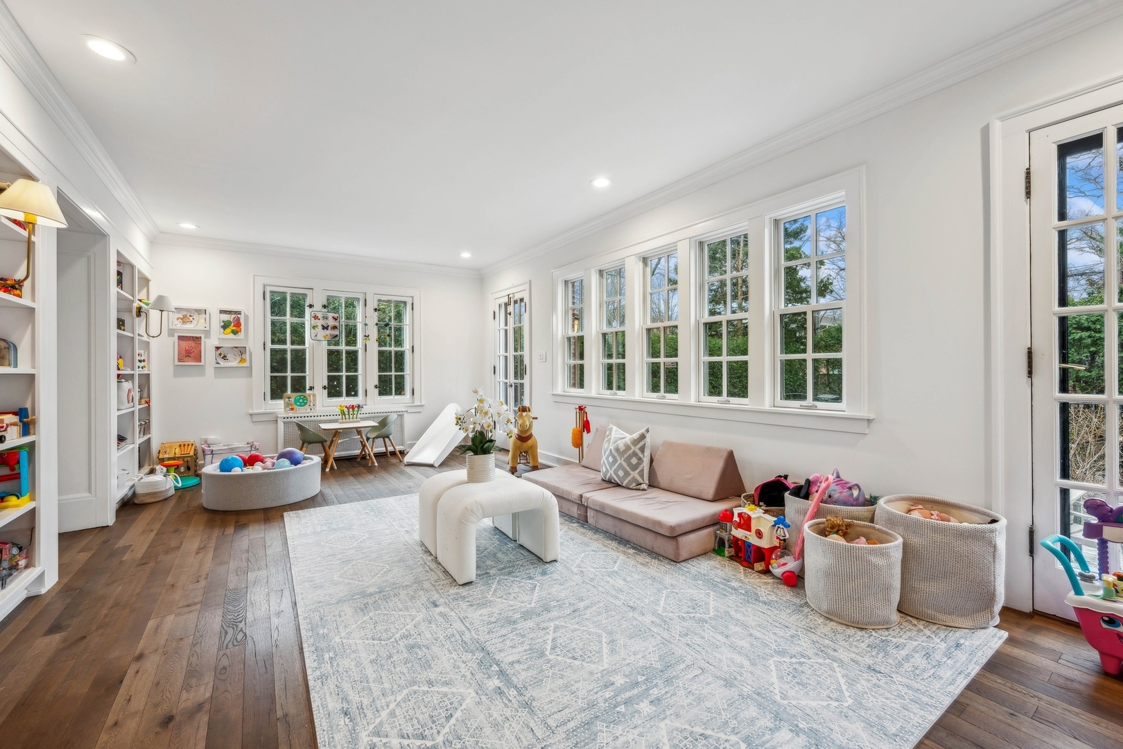 78 Robsart Road Kenilworth, IL 60043 - Photo 21 of 44 a living room with furniture and a window