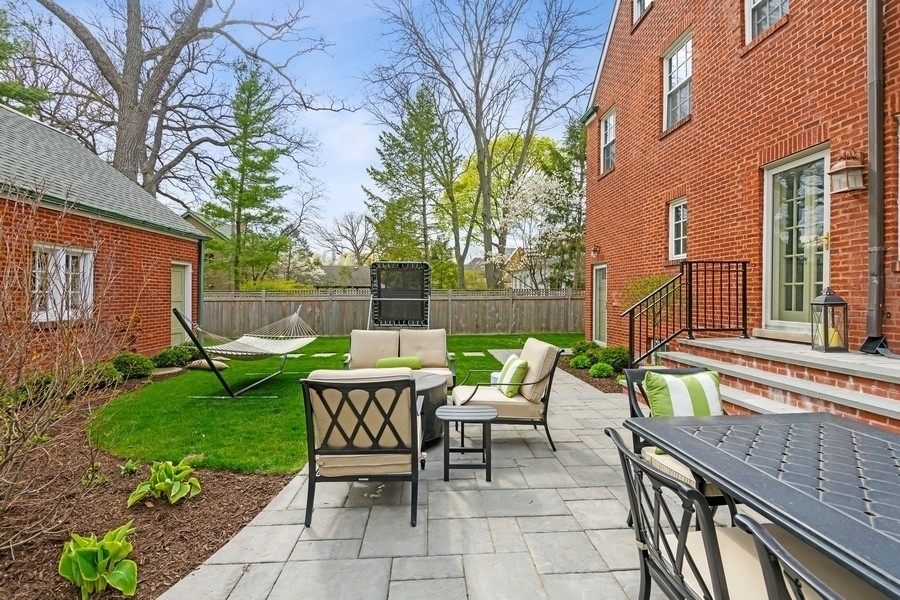 78 Robsart Road Kenilworth, IL 60043 - Photo 22 of 44 a view of backyard with a table and chairs