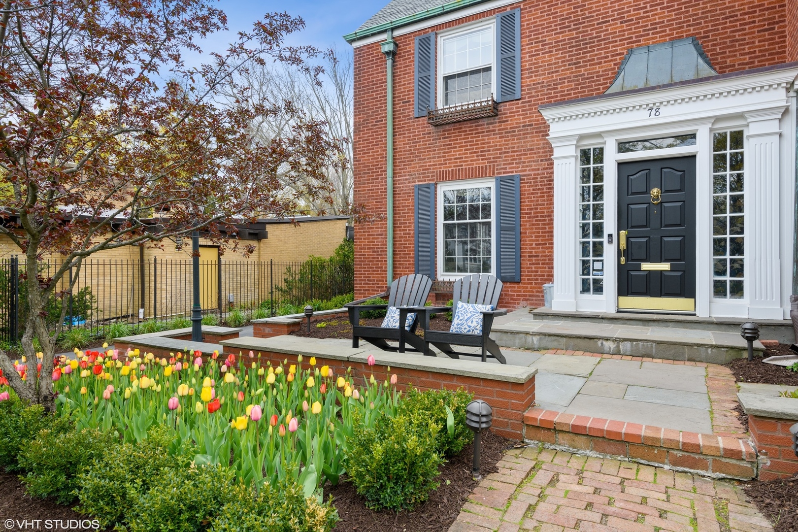 78 Robsart Road Kenilworth, IL 60043 - Photo 3 of 44 a front view of a house with sitting area