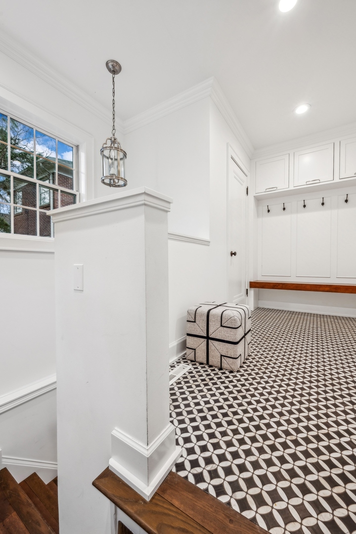 78 Robsart Road Kenilworth, IL 60043 - Photo 37 of 44 a bathroom with a toilet