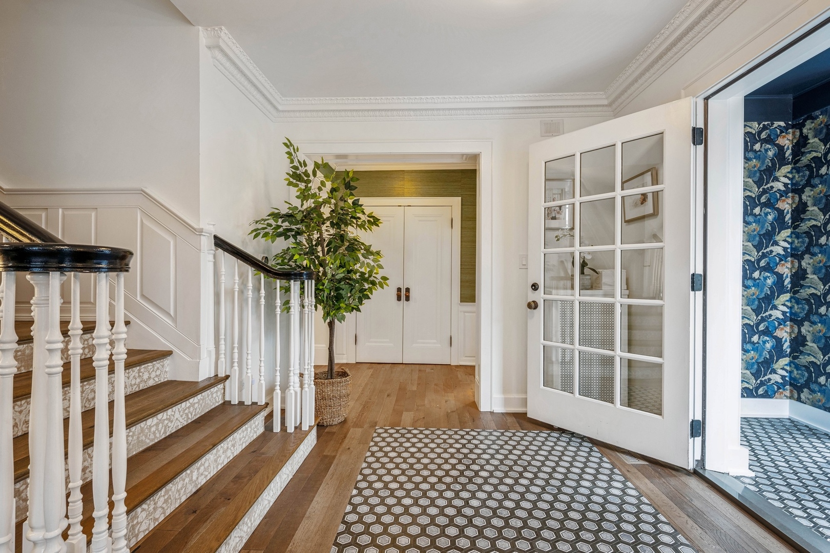 78 Robsart Road Kenilworth, IL 60043 - Photo 4 of 44 a view of a house with a large window