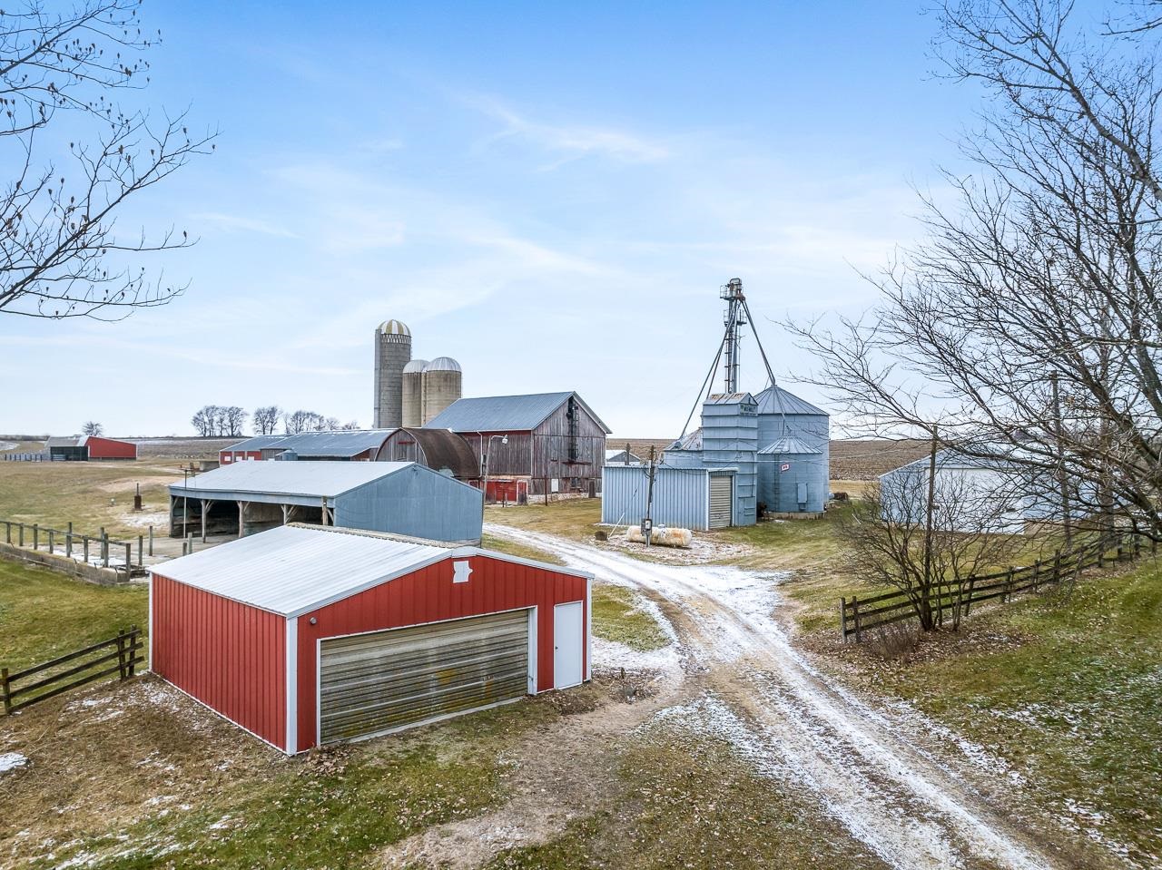 3178 North Berlin School Road Ridott, IL 61067 - Photo 5 of 47 a small pool with a yard