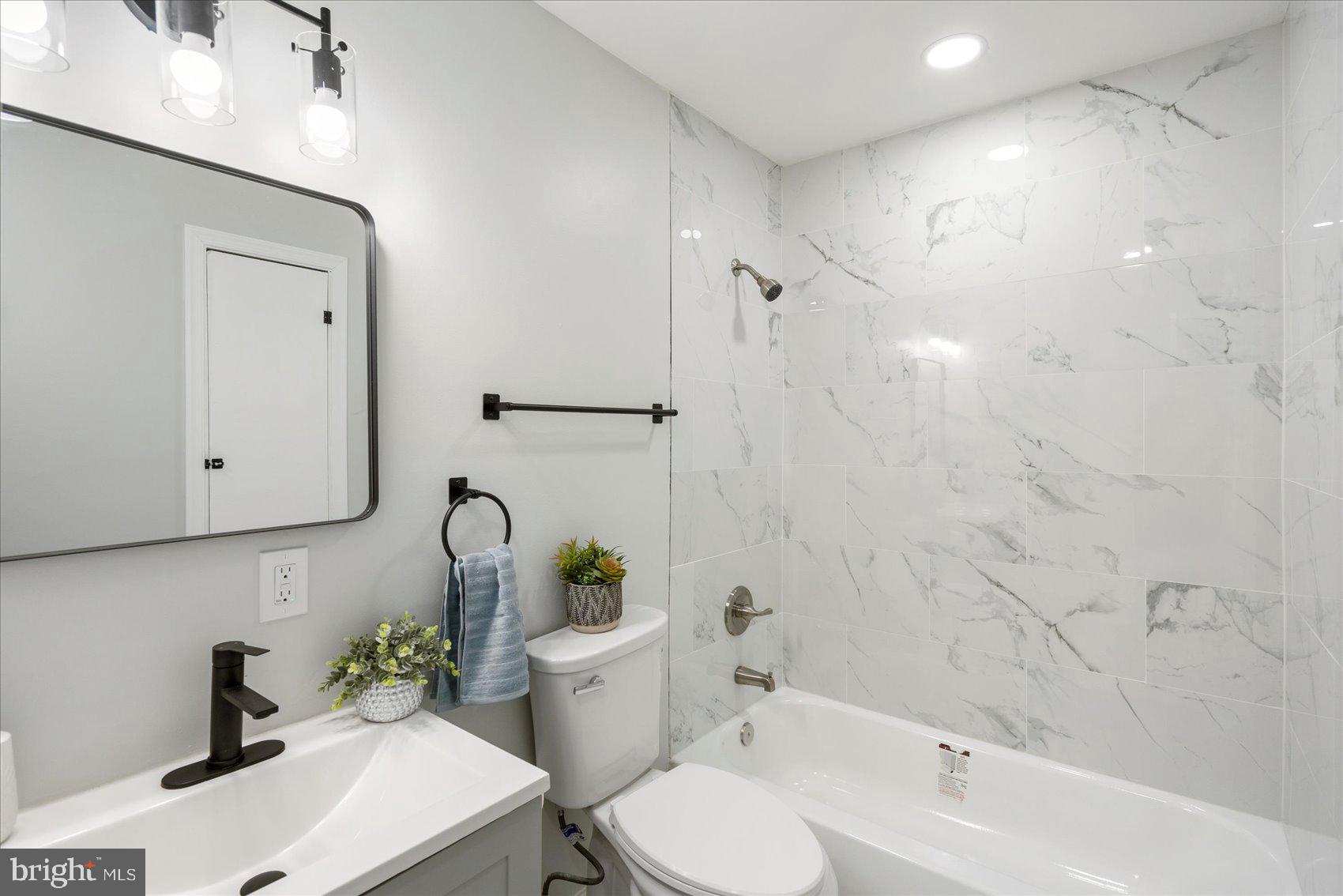 4002 Derby Manor Drive Baltimore, MD 21215 - Photo 18 of 32 a bathroom with a sink toilet and tub