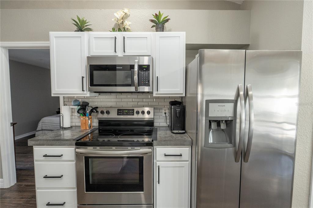 6 Fir Drive Trace Ocala, FL 34472 - Photo 13 of 41 a kitchen with a stove microwave and refrigerator