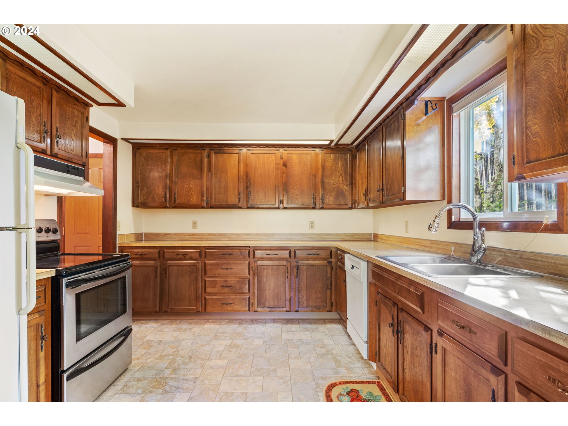 1208 Southwest Maple Street Dallas, OR 97338 - Photo 12 of 37 Gallery Image 12
