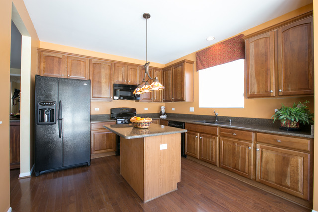 888 Ravine Court Elgin, IL 60124 - Photo 2 of 25
