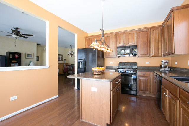 888 Ravine Court Elgin, IL 60124 - Photo 3 of 25