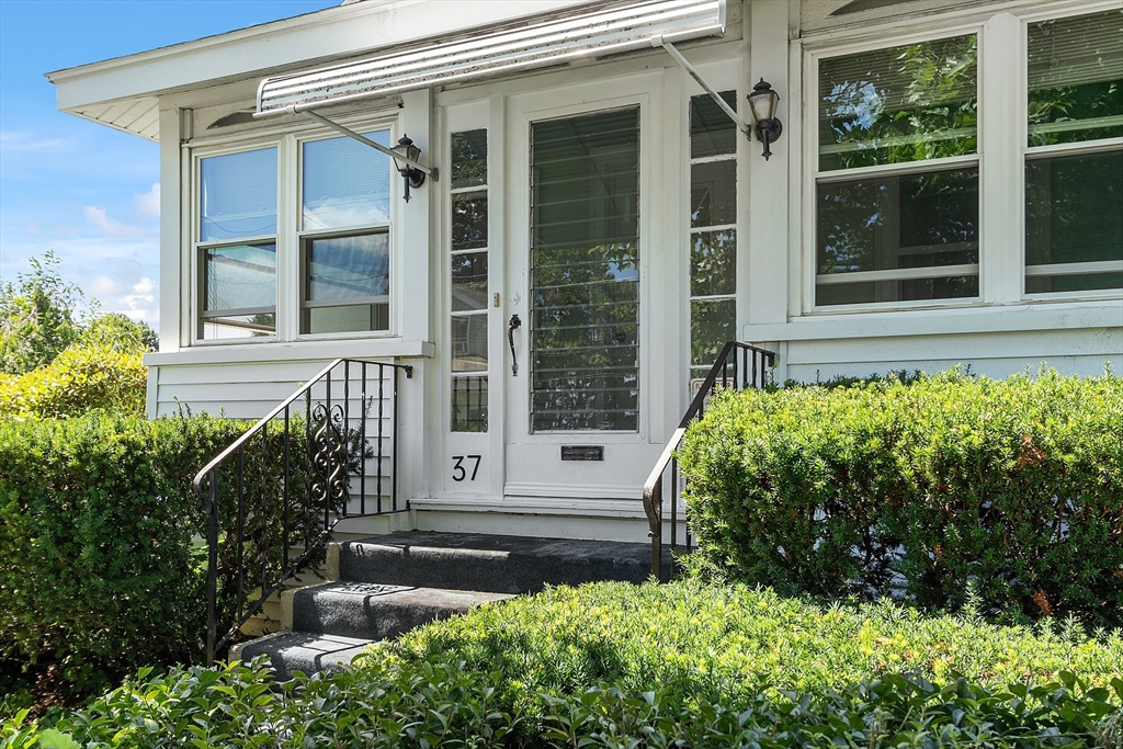 37 Rowena Street Worcester, MA 01606 - Photo 2 of 40 Gallery Image 2