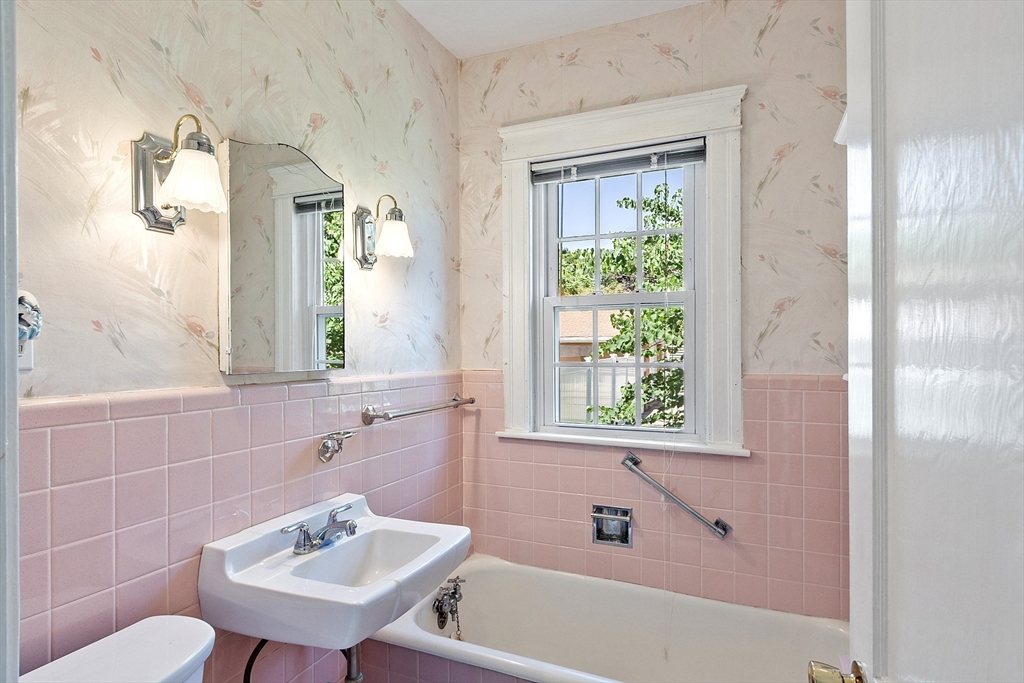 37 Rowena Street Worcester, MA 01606 - Photo 21 of 40 Gallery Image 21