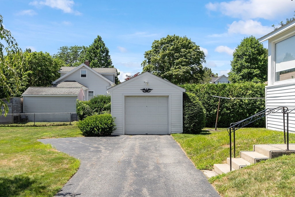 37 Rowena Street Worcester, MA 01606 - Photo 3 of 40 Gallery Image 3