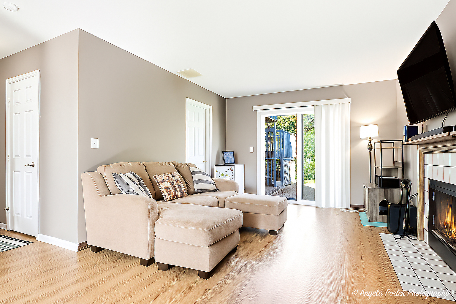 2019 Aspen Drive Woodstock, IL 60098 - Photo 22 of 31 a living room with furniture and a flat screen tv