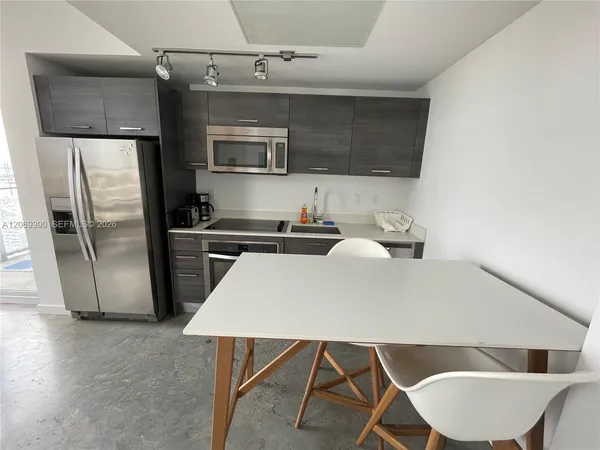 $2,690 | 151 Southeast 1st Street, Unit 3004, Miami, FL 33131