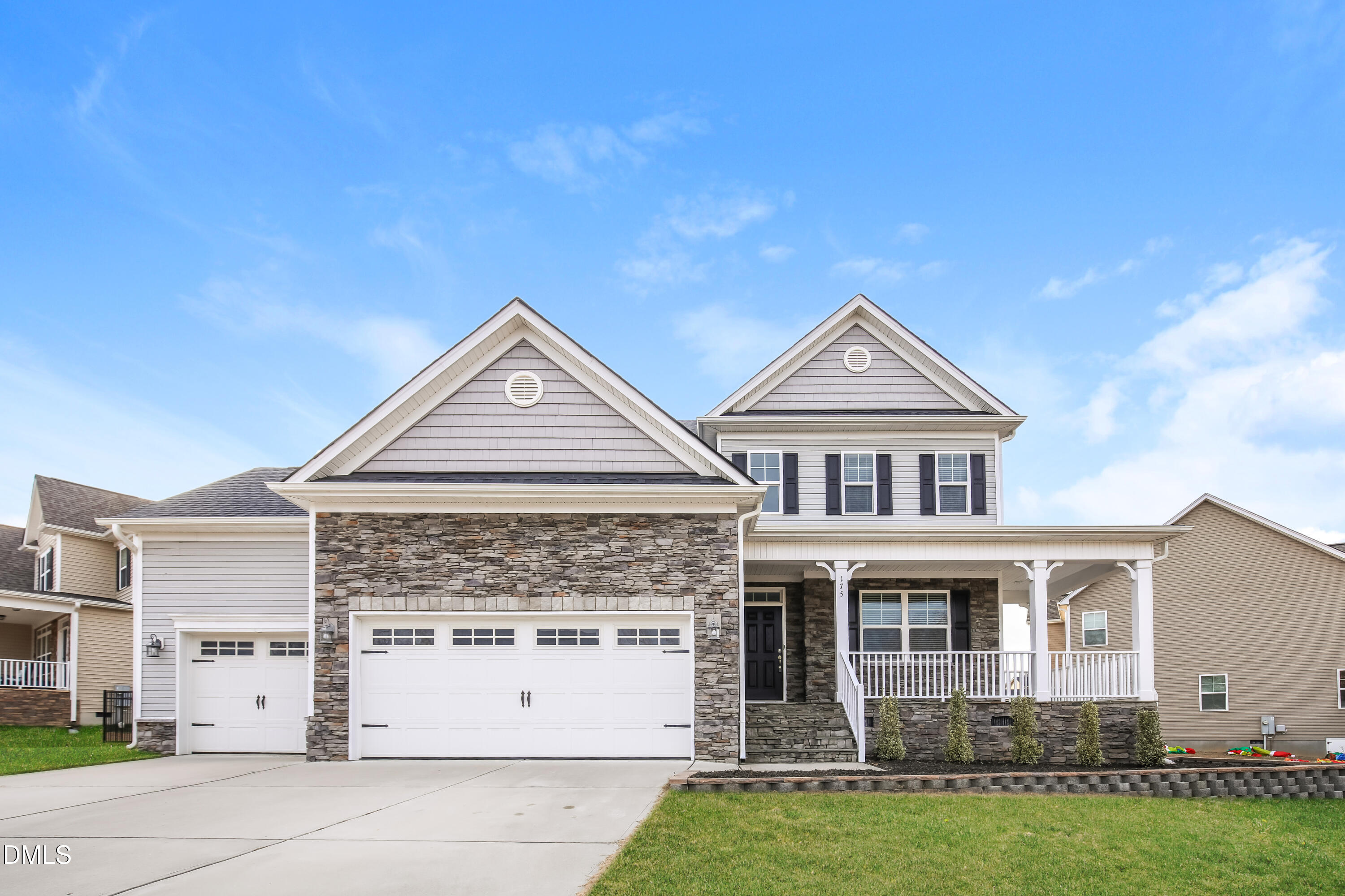 a view of a yard in front of house