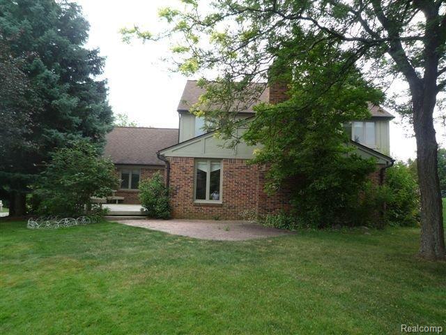 810 Augusta Court Rochester, MI 48309 - Photo 2 of 10 rear